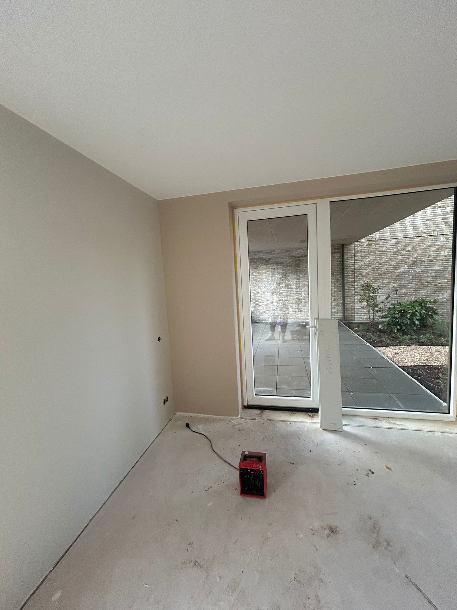 Vloer geschilderd in steenkleuren