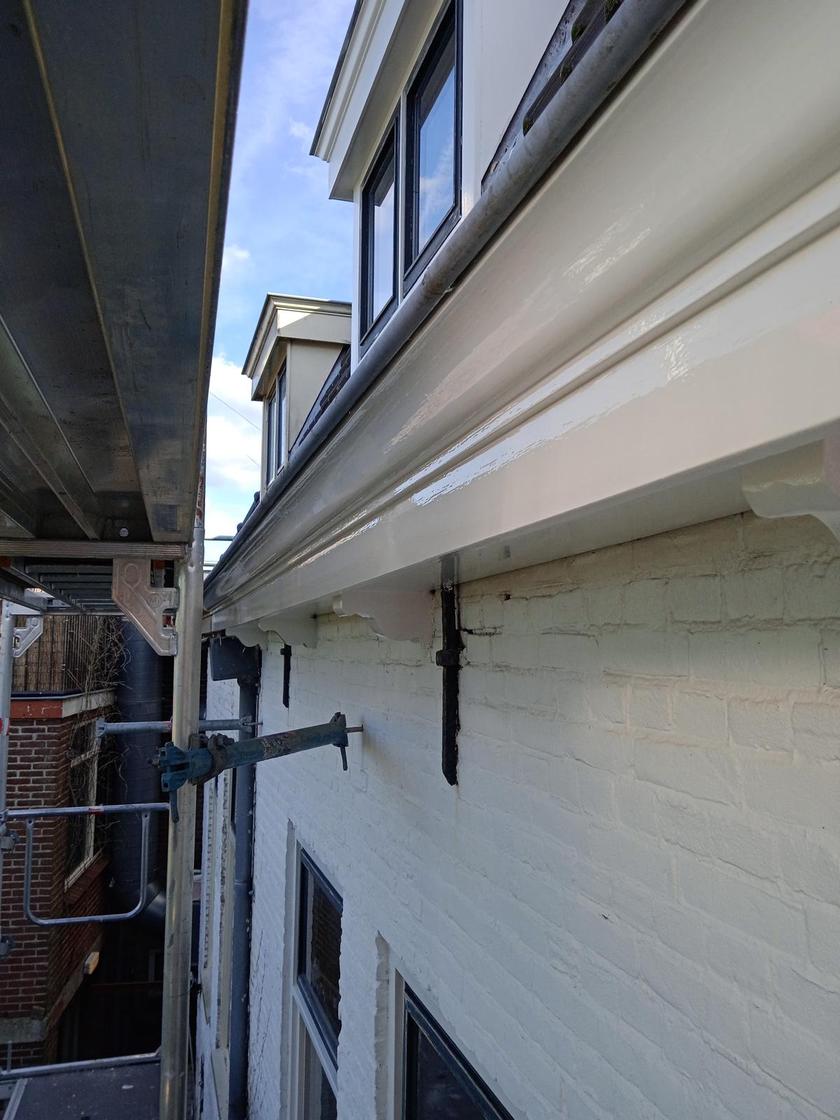 Buitenstucwerk gerepareerd en geschilderd