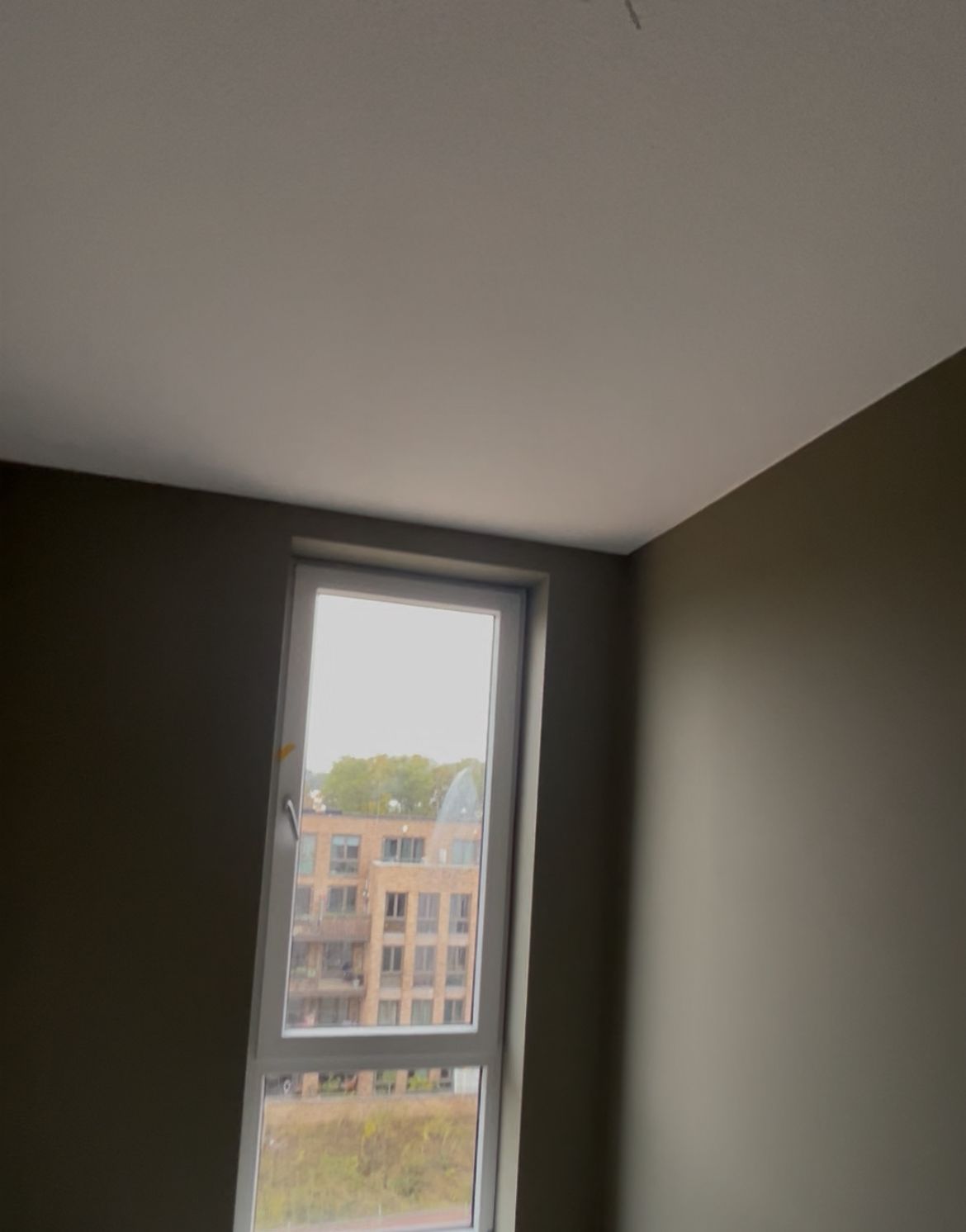 Gestucte muur vanuit appartement