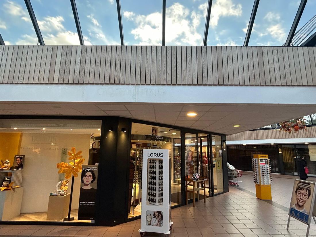 Schilderwerk in een winkelpassage