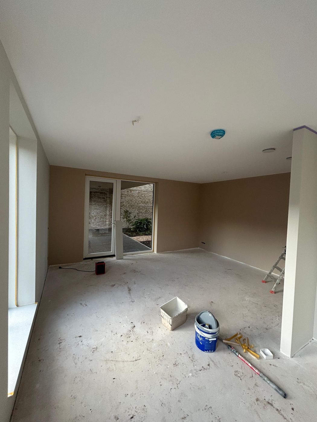 Woonkamer in warme taupe